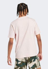 adidas Sportswear POSITIVITY GRAPHIC - Triko s potiskem - sandy pink