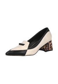 Zapato de tacón de punta en cuero crema y negro con tacón en bloque de estampado de leopardo. Presenta costuras en contraste y un pequeño acento decorativo.