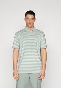 Πολυτελής πολο μπλούζα σε ανοιχτό πράσινο με οριζόντιες ρίγες; διαθέτει γιακά και τρεις κουμπότρυπες; ομαλή υφή υφάσματος.