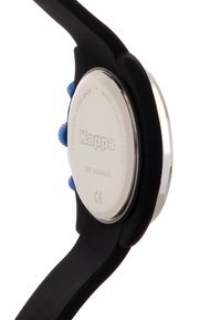Reloj Kappa con fondo de acero inoxidable, correa de goma negra y acentos de corona azul; resistente al agua hasta 30 metros.