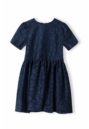 Robe bleu marine à manches courtes, décolleté rond et jupe évasée. Présente un motif de léopard ton sur ton sur un tissu texturé.