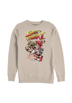 Beiges Sweatshirt mit farbigem Street Fighter II-Logo und Charakteren in dynamischen Kampfposen auf der Vorderseite in der Mitte.
