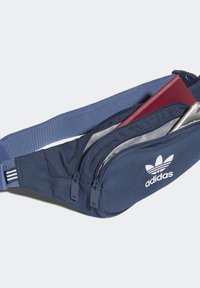 Námořnická tkaninová bum bag se dvěma zipovanými přihrádkami. Obsahuje bílé logo Adidas a nastavitelný strukturovaný popruh.
