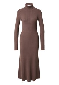 Braunes geripptes Strickkleid mit hohem Kragen und langen Ärmeln, das einen figurbetonten Oberteil und einen fließenden Saum aufweist.