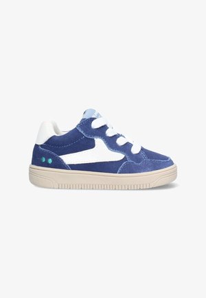Blauwe suède kindersneaker met witte veters, witte zijstreep, witte hiel en een beige rubberen zool, weergegeven op een witte achtergrond.