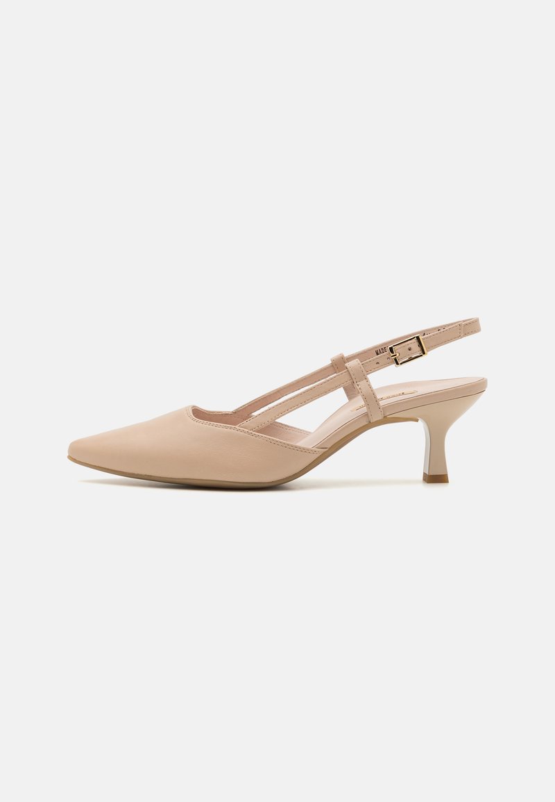 Tacco slingback beige con punta affilata, tomaia in pelle liscia, cinturino regolabile e tacco sottile e trasparente.