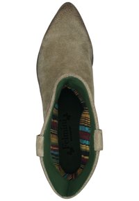 Botín de tobillo de punta en gamuza verde claro, con un forro interior multicolor estampado y una plantilla verde suave.