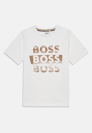 Biała bawełniana koszulka z krótkim rękawem z teksturowanym brązowym logo "BOSS" w powtarzających się nadrukach z lekko postarzałym efektem. Okrągły dekolt.