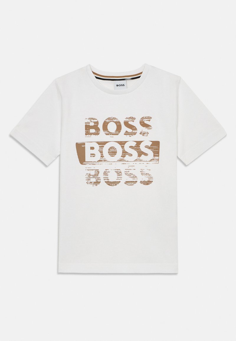 Balta medvilninė marškinėliai su tekstūruotu rudų „BOSS“ logotipu, kuris kartojasi su šiek tiek nusidėvėjusiu efektu. Trumpomis rankovėmis ir apvalia iškirpte.