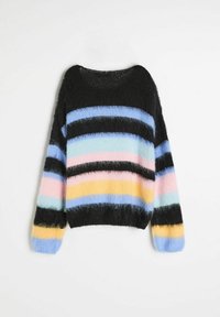 Czarny, puszysty sweter dzianinowy z poziomymi paskami w pastelowych kolorach: jasnoniebieskim, różowym, żółtym i ciemnoniebieskim. Szeroki dekolt i długie rękawy.