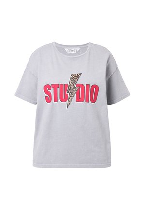 T-shirt en coton gris clair à manches courtes, avec un graphique "STUDIO" en rose vif et un design d'éclair en imprimé léopard.