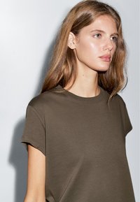 Massimo Dutti CROPPED WITH CONTRAST RIBBED TRIMS - Jednoduché tričko - dark brown
