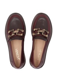 Burgundowe skórzane loafersy z mosiężnym łańcuszkiem, charakteryzujące się gładką teksturą, zaokrąglonym czubkiem i miękką wkładką. Wewnątrz znajduje się nazwa marki "Venezia".