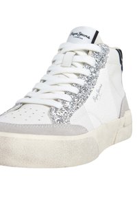 Weiße High-Top-Sneaker mit silbernem Glitzerakzent, strukturierten Seiten, glattem Zehenbereich und grauem Wildlederbesatz; verfügt über ein traditionelles Schnürdesign.