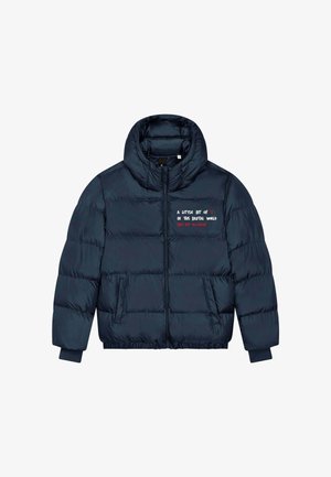 Marineblauwe gewatteerde jas met een hoge kraag, ritssluiting en twee voorzakken. Heeft geborduurde tekst in contrasterende kleuren op de borst.