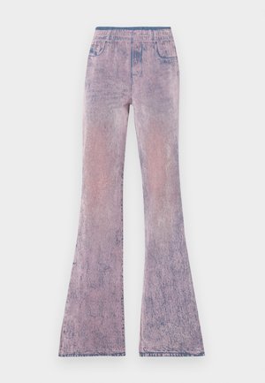 Flared jeans in a gradient of pastel pink to purple with a faded texture. Features an elastic waistband and five-pocket design.