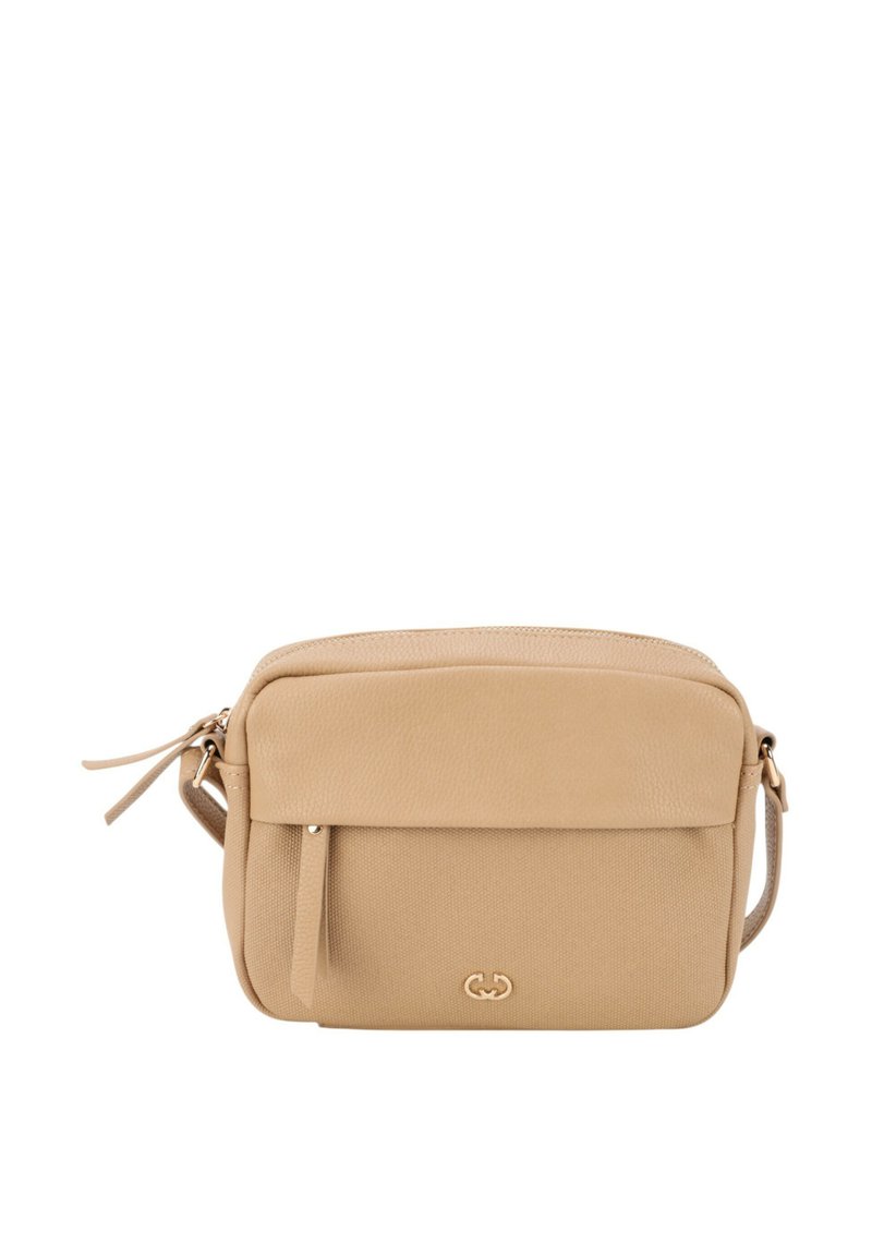 Beige skuldertaske lavet af struktureret materiale, med en lynlåslukning på toppen, frontlomme og diskret logo-detalje. Justerbar rem inkluderet.