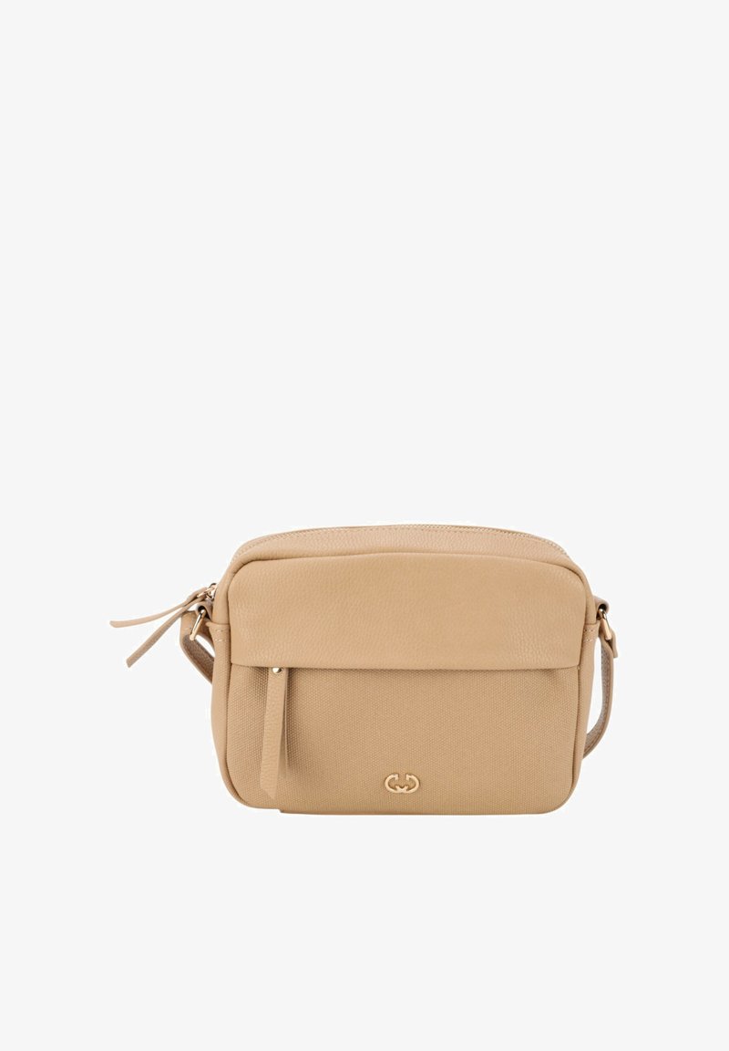 Beige skuldertaske lavet af struktureret materiale, med en lynlåslukning på toppen, frontlomme og diskret logo-detalje. Justerbar rem inkluderet.