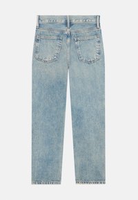 Jean en denim bleu clair avec une coupe droite, deux poches arrière et des détails de couture visibles. Le matériau a une texture délavée.