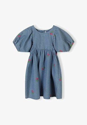 Robe en jean bleu pour tout-petit avec manches bouffantes et imprimés rouges de cerises éparpillées, muni d'un empiècement carré et d'une taille froncée.