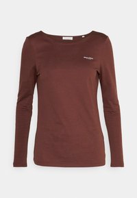 Brun langærmet t-shirt i blødt stof med rund hals og et lille hvidt logo på venstre bryst. Glat tekstur, tætsiddende form.
