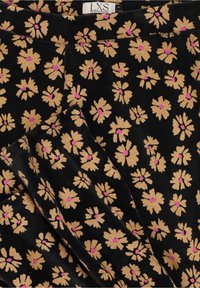 Zwarte stof met een patroon van beige bloemen met roze centrum, met een opgevouwen mouw en een wit maatlabel met de tekst "LXS het vrouwelijke concept."