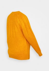 Leuchtend orangefarbener Strickpullover mit gerippten vertikalen Mustern und langen Ärmeln, von hinten vor einem schlichten Hintergrund gezeigt.