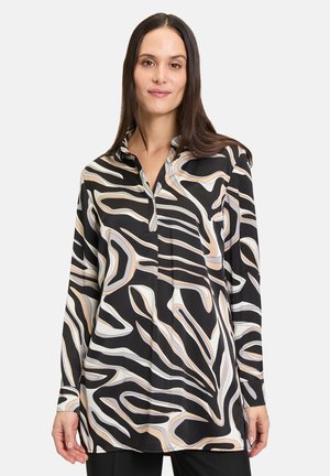 Blusa a maniche lunghe nera con motivi astratti beige e bianchi a spirale. Presenta un colletto con bottoni e una morbida texture in satin.