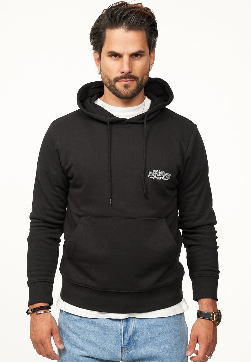 Schwarzer Hoodie mit einer Fronttasche, Kordelzugkapuze und kleinem Logo auf der linken Brust. Hergestellt aus weichem, strukturiertem Stoff und im lässigen Schnitt.
