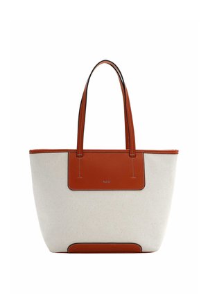 Beige stofnet med brune læderhåndtag, kanter og en rektangulær lap foran med lille præget tekst.