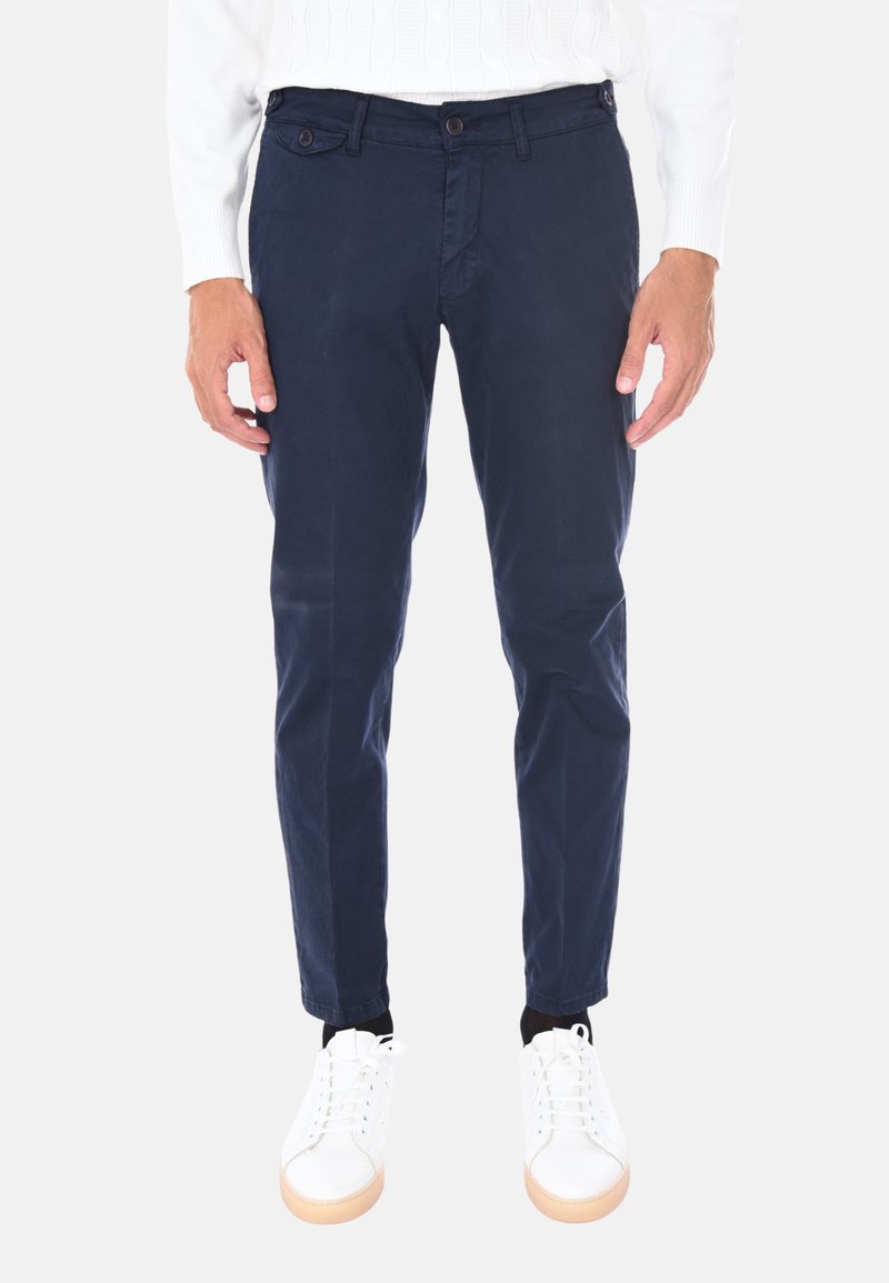 Chino in cotone blu navy con vestibilità slim, dotati di un fronte piatto, due tasche laterali, tasche posteriori con bottone e una cintura classica.
