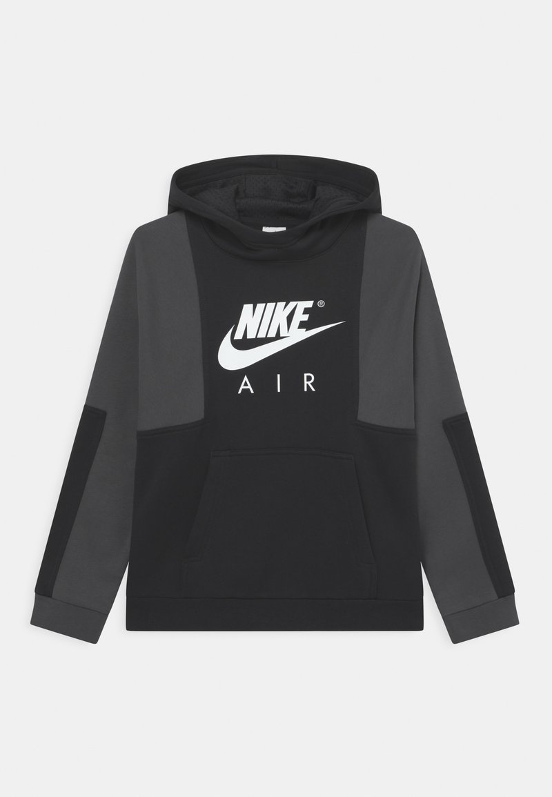 Czarna bluza z kapturem z kieszenią kangurką, kontrastowymi szarymi panelami po bokach i białym logo Nike Air z przodu. Miękka faktura tkaniny.