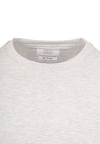Lichtgrijze crewneck sweatshirt met geribde kraag en V-vormige stikseldetails onder de halslijn, met zichtbare merklabels aan de binnenkant.