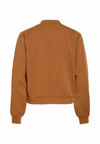 Geacă bomber maro din țesătură netedă cu guler și manșete ribate. Prezintă o talie cu design ajustat; stil curat, minimalist.