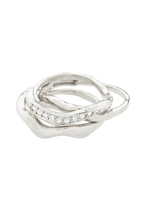 Trois anneaux en argent liés de formes irrégulières, un anneau décoré de petits cristaux clairs le long de son bandeau.