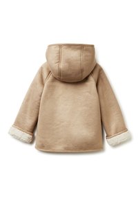 Beige umělá sukně bunda s kapucí, která má bílé ovčí rukávy a hladkou strukturu. Pohled zezadu ukazuje čisté linie a minimální detaily.