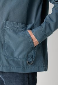 Barbour DEWSBURY GARMENT DYED OVERSHIRT - Könnyű dzseki - dark slate