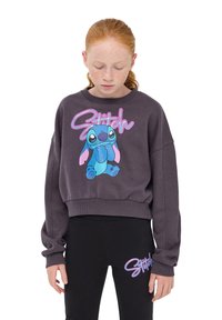 Czarna szara krótka bluza z grafiką niebieskiego Stitsha i różowym napisem, w połączeniu z czarnymi legginsami z różowym logo "Stitch".