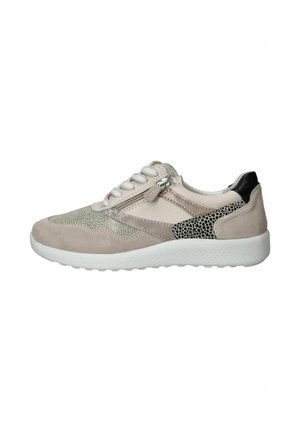 Casual beige sneaker met witte zool, veters aan de voorkant, zijrits, getextureerde en patroonleren accenten en zwart hieldetail.