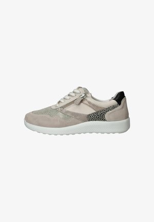 Casual beige sneaker met witte zool, veters aan de voorkant, zijrits, getextureerde en patroonleren accenten en zwart hieldetail.