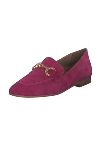Magenta suède loafers met een lage hak, voorzien van een goudkleurige kettingaccent en gestikte details op de bovenkant en zijkanten.