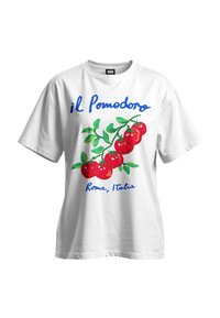 Bílý bavlněný tričko s grafikou červených rajčat a zelených listů a modrým textem "il Pomodoro Roma, Italia." Krátké rukávy.