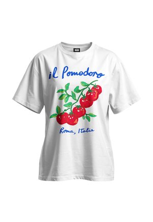 Maglietta di cotone bianca con una grafica di pomodori rossi e foglie verdi, con testo blu che recita "il Pomodoro Roma, Italia." Maniche corte.