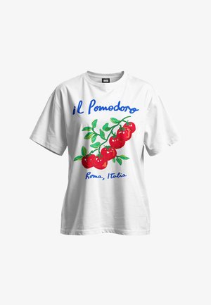 Maglietta di cotone bianca con una grafica di pomodori rossi e foglie verdi, con testo blu che recita "il Pomodoro Roma, Italia." Maniche corte.