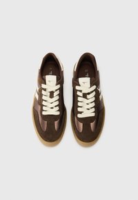 Sneakers marroni in suede e satin con lacci crema, suole in gomma e dettagli a strisce. Taglia contrassegnata come 37. Vista dall'alto mostrata.