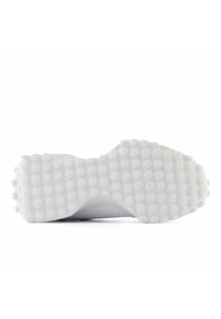 Weiße Sneaker-Sohle mit strukturiertem Design und erhabenen, kreisförmigen Mustern für Traktion und Flexibilität. Sanfter Übergang zum Schuhkörper.