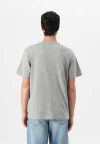 Guess Jeans SMALL LOGO TEE - Apdrukāts T-krekls - medium grey