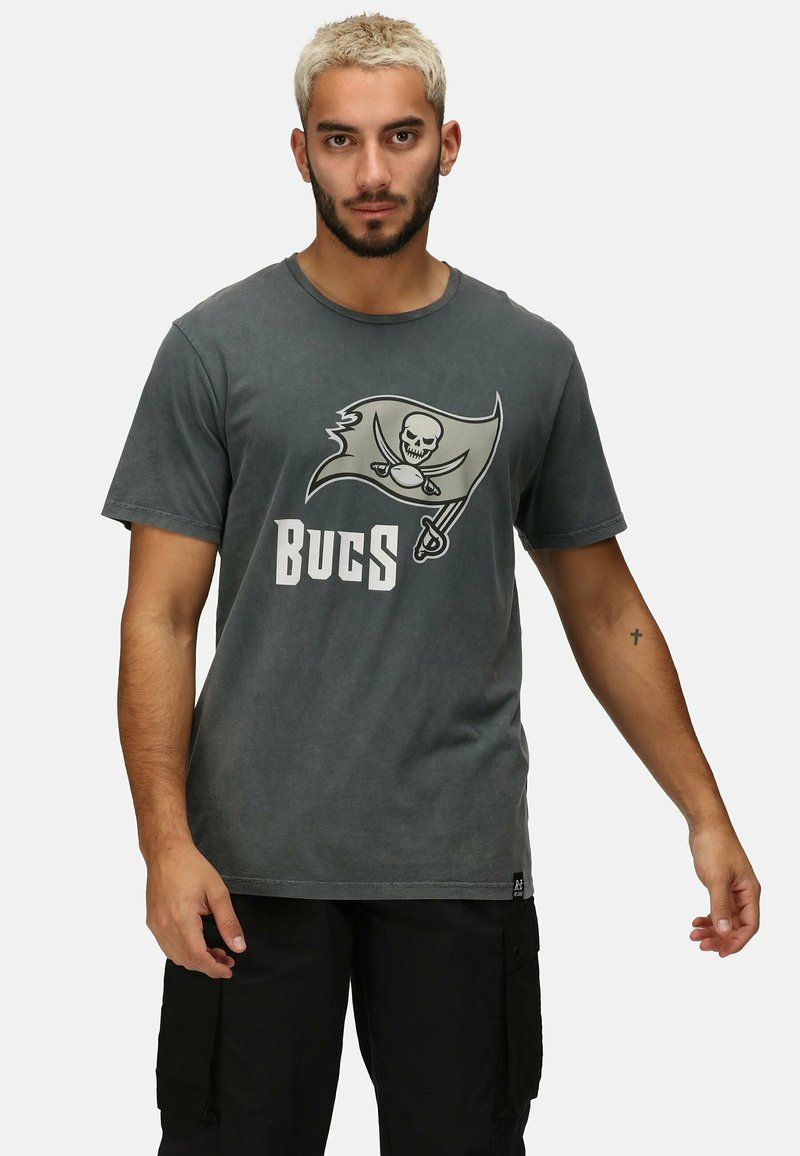 Re:Covered - CHROME TAMPA BAY BUCCANEERS WASHED - Print T-shirt - black, Enlarge