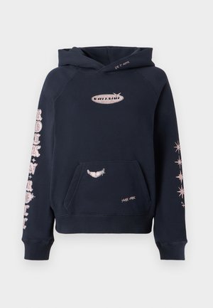 Sweat à capuche bleu marine avec une poche avant, ornée de texte imprimé rose et de motifs sur les manches, fabriqué dans un tissu doux avec une coupe décontractée.