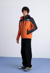 The North Face LIMBARA LIGHT SYNTH HOODIE - Ελαφρύ μπουφάν - earthen copper